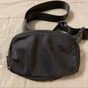 Lululemon black Everywhere Belt Bag